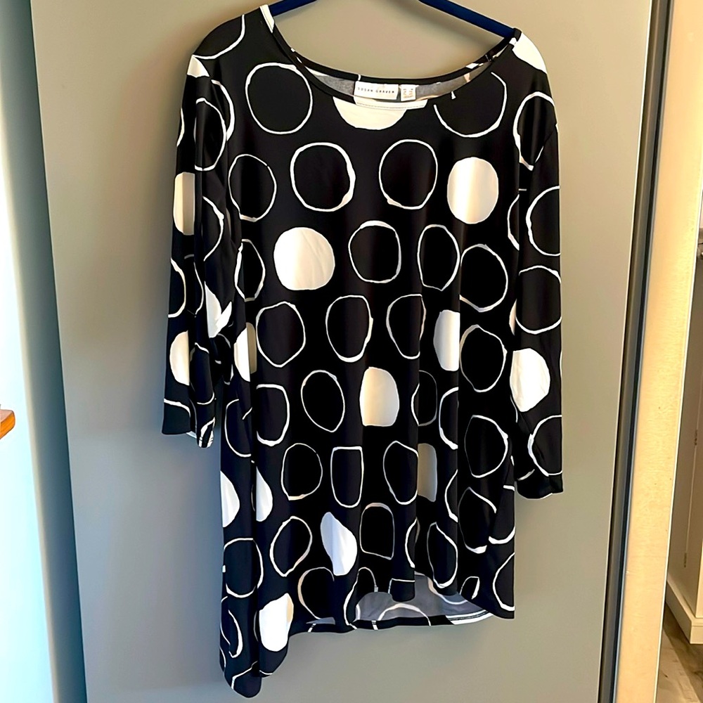 Susan Graver Black and White Tunic Top 1X